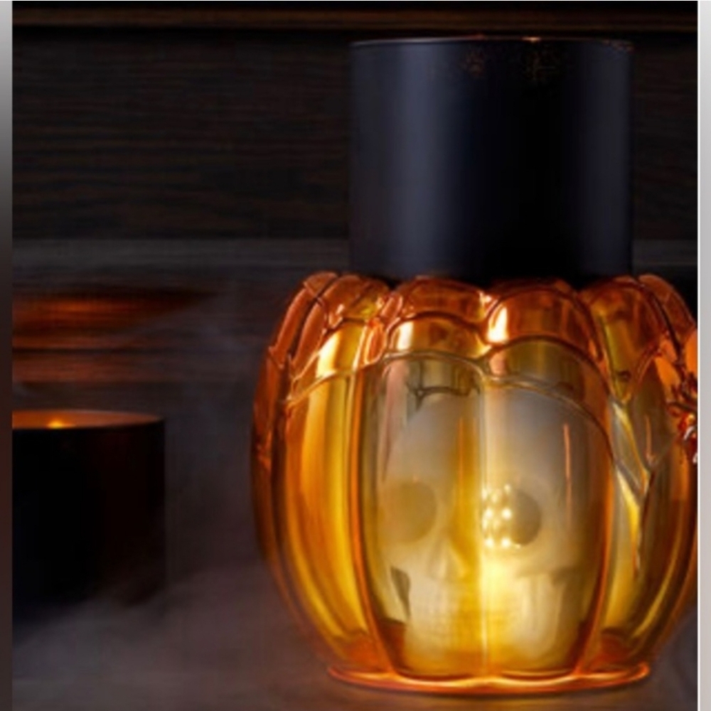 NWT Halloween PUMPKIN WITH LIGHT UP SKULL/ 3 WICK CANDLE HOLDER☠️🎃